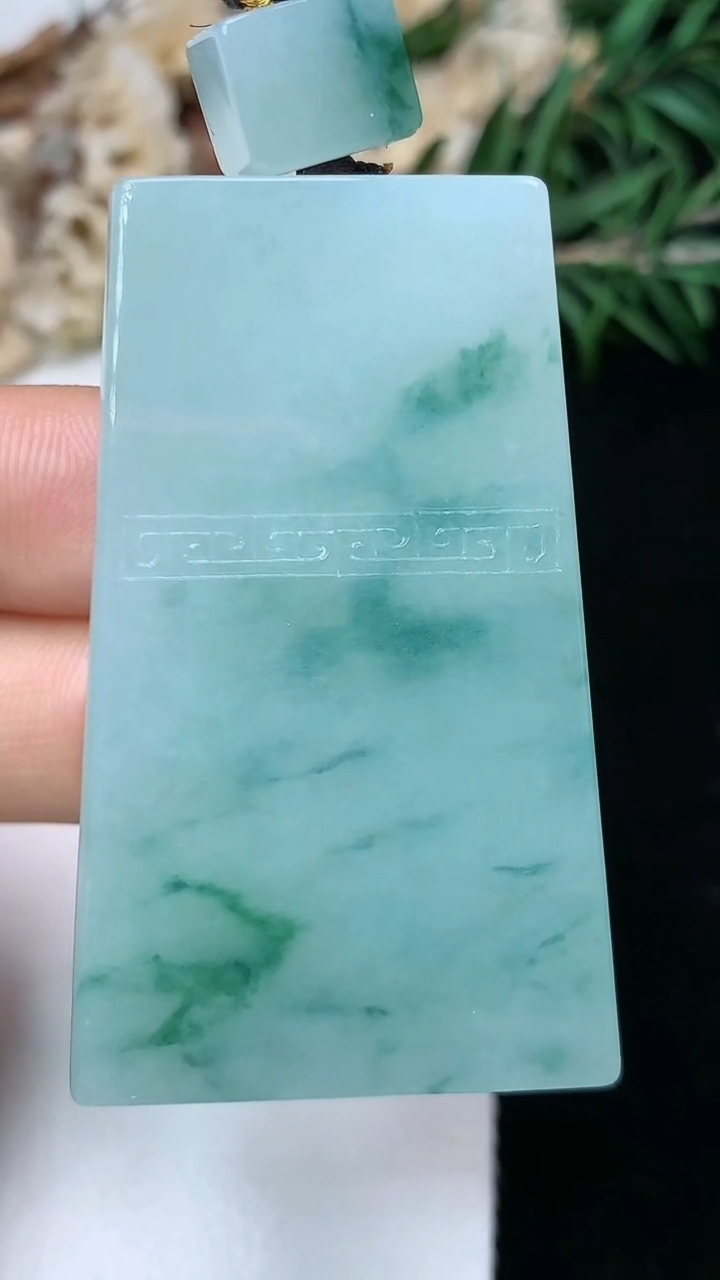 天然A货翡翠飘花仿古无事牌吊坠，尺寸46.6-28.5-10.4，重量:43.49g
5月16日