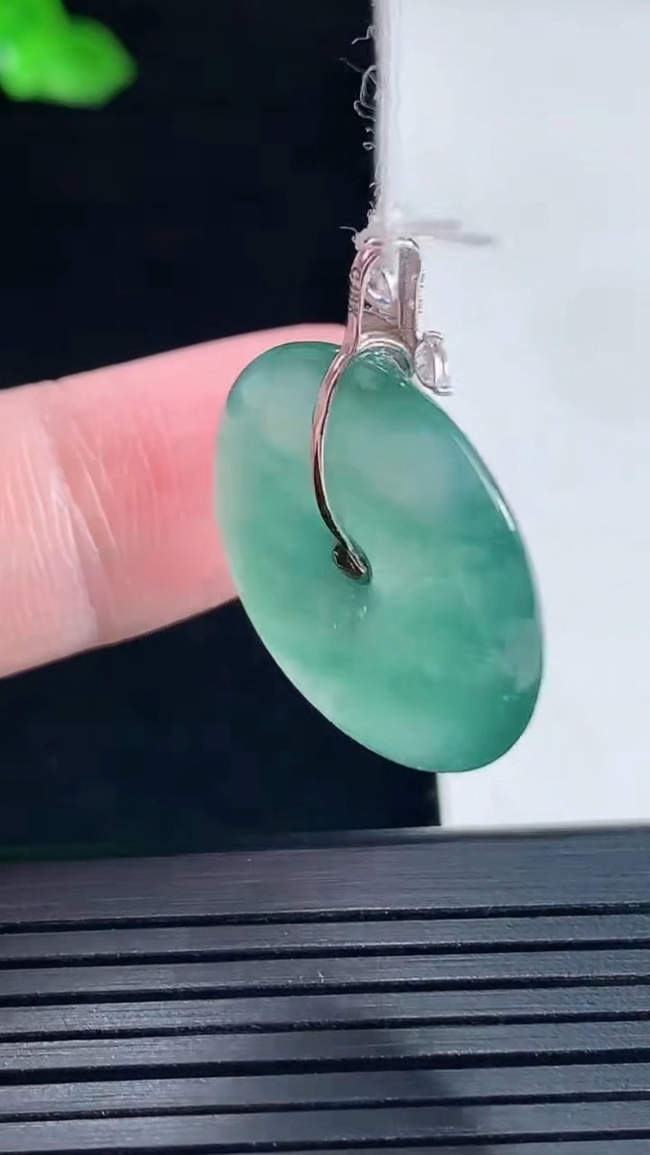 天然A货翡翠种飘花平安扣吊坠，尺寸23-4.8重量:5.66g
5月16日