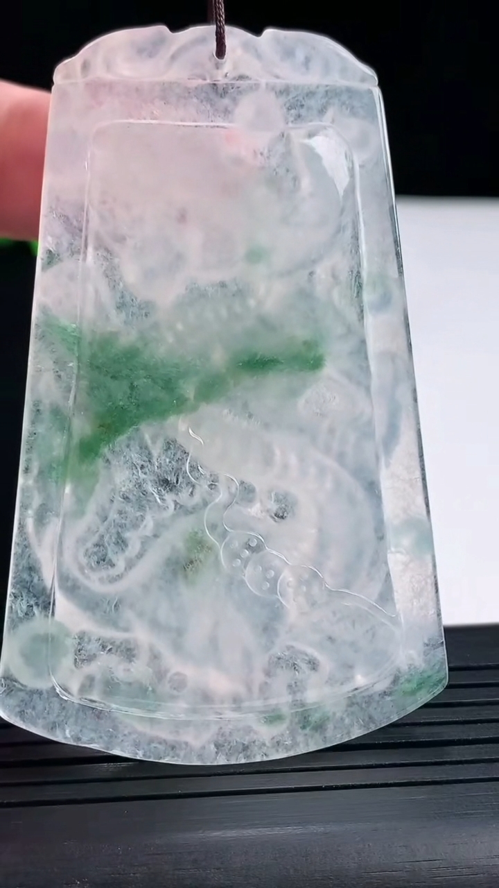 天然A货翡翠龙牌吊坠，尺寸72-45-6重量:34.14g
5月16日