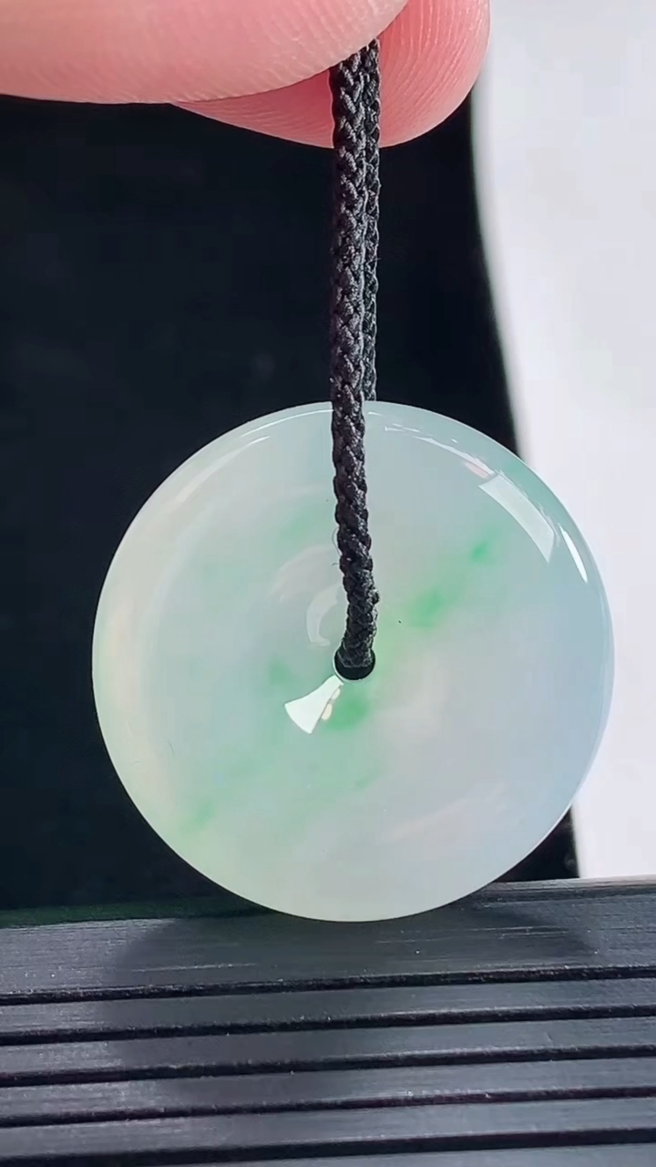 天然A货翡翠平安扣吊坠，尺寸26.5-5.6重量:8.65g
5月16日