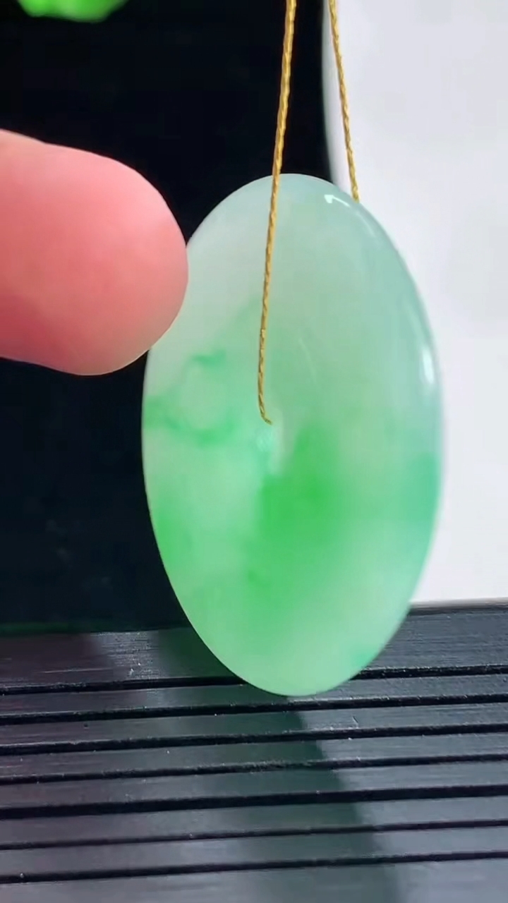 天然A货翡翠平安扣吊坠，尺寸33-5.5重量:13.12g
5月16日
