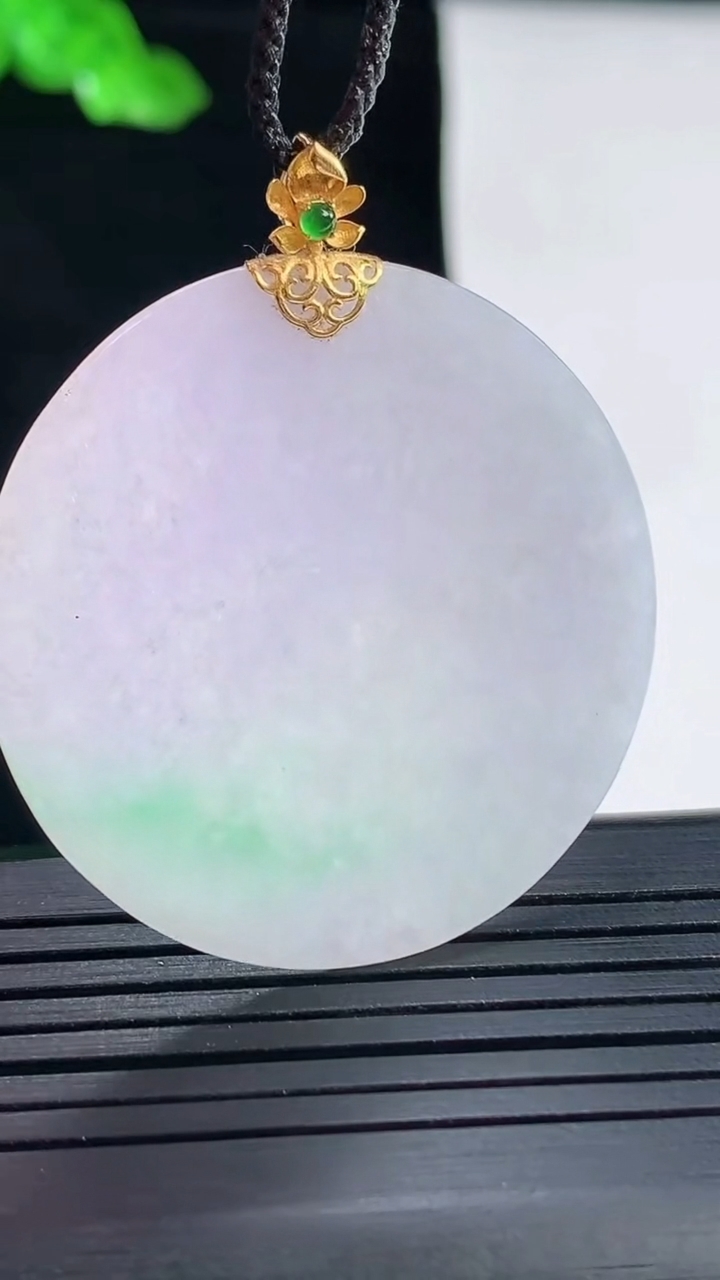 天然A货翡翠18k金春带彩 紫罗兰无事牌吊坠，尺寸38.5-1.5重量:6.55g
5月16日