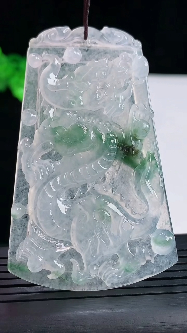 天然A货翡翠龙牌吊坠，尺寸72-45-6重量:34.14g
5月16日