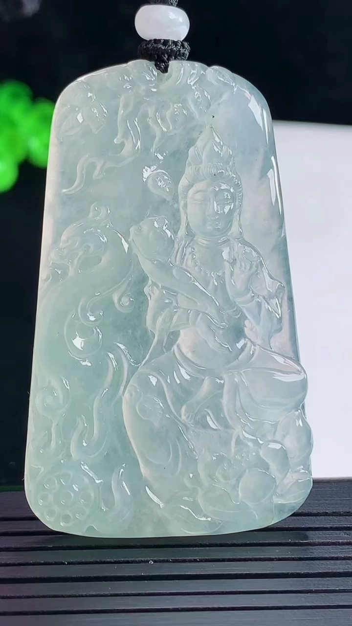 天然A货翡翠大势至菩萨吊坠，尺寸58.5-36-5.6重量:30.35g
5月16日