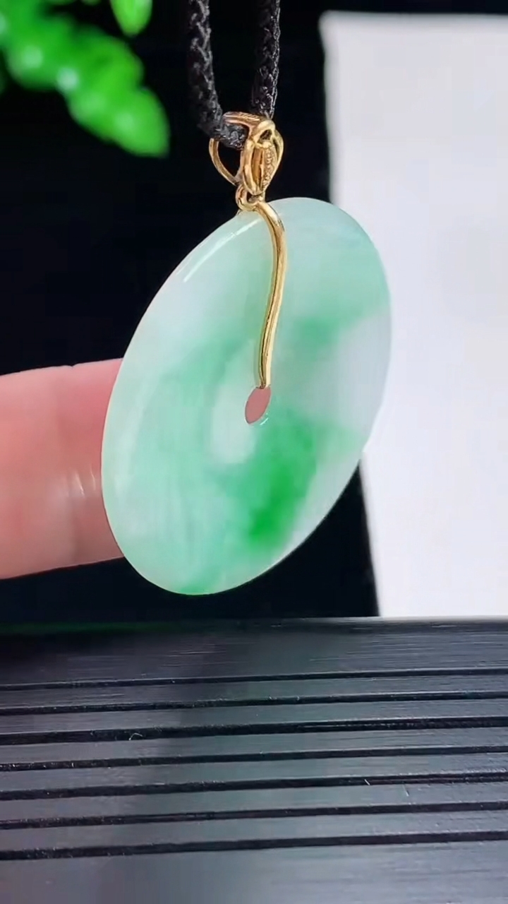 天然A货翡翠平安扣吊坠，尺寸30-2.2重量:5.32g
5月16日