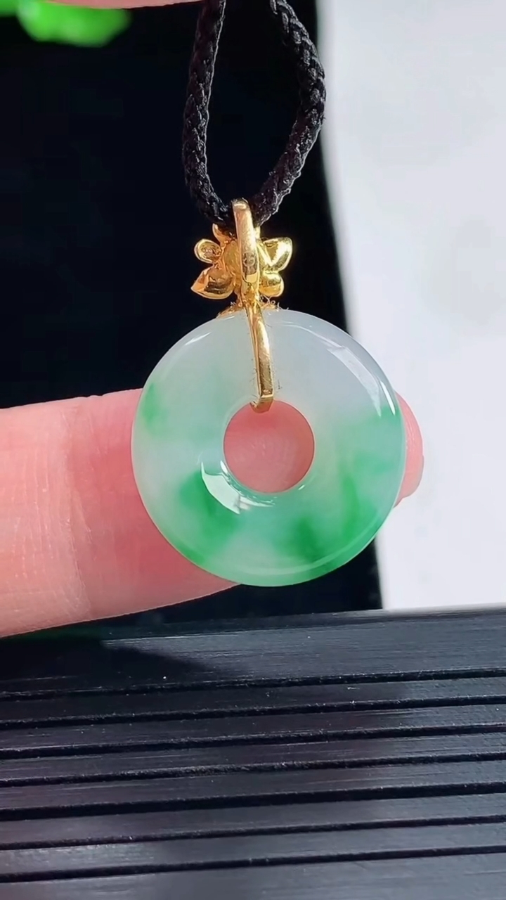 天然A货翡翠平安环吊坠，尺寸18-3.8重量:2.84g
5月16日