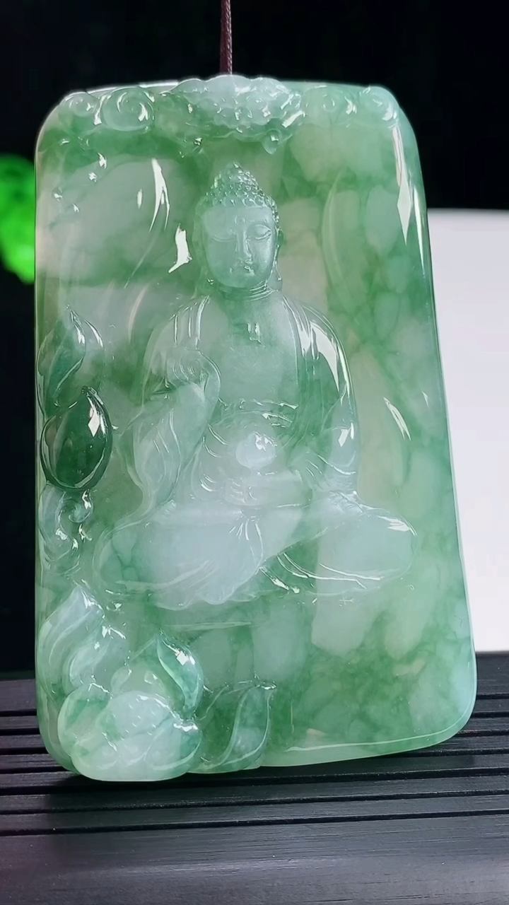 天然A货翡翠阿弥陀佛吊坠，尺寸70-44-7重量:63.15g
5月16日
