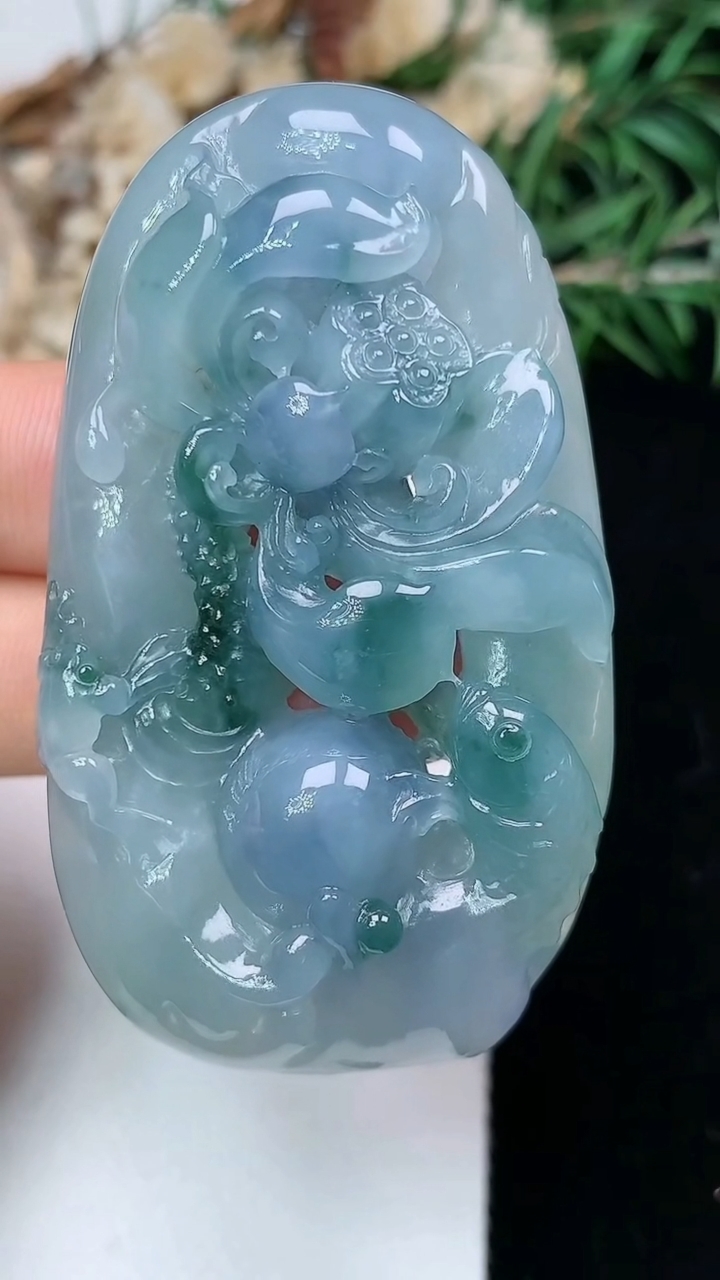 天然A货翡翠紫罗兰 飘花荷叶鱼吊坠，尺寸56.5-32.4-11.4，重量:35.95g
5月16日