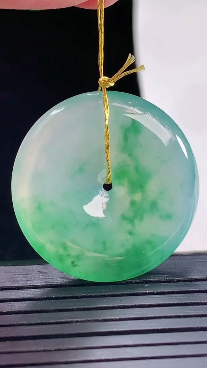 天然A货翡翠平安扣吊坠，尺寸31-5.5重量:11.38g
5月16日