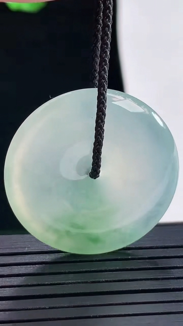 天然A货翡翠平安扣吊坠，尺寸30.6-5.2重量:10.51g
5月16日