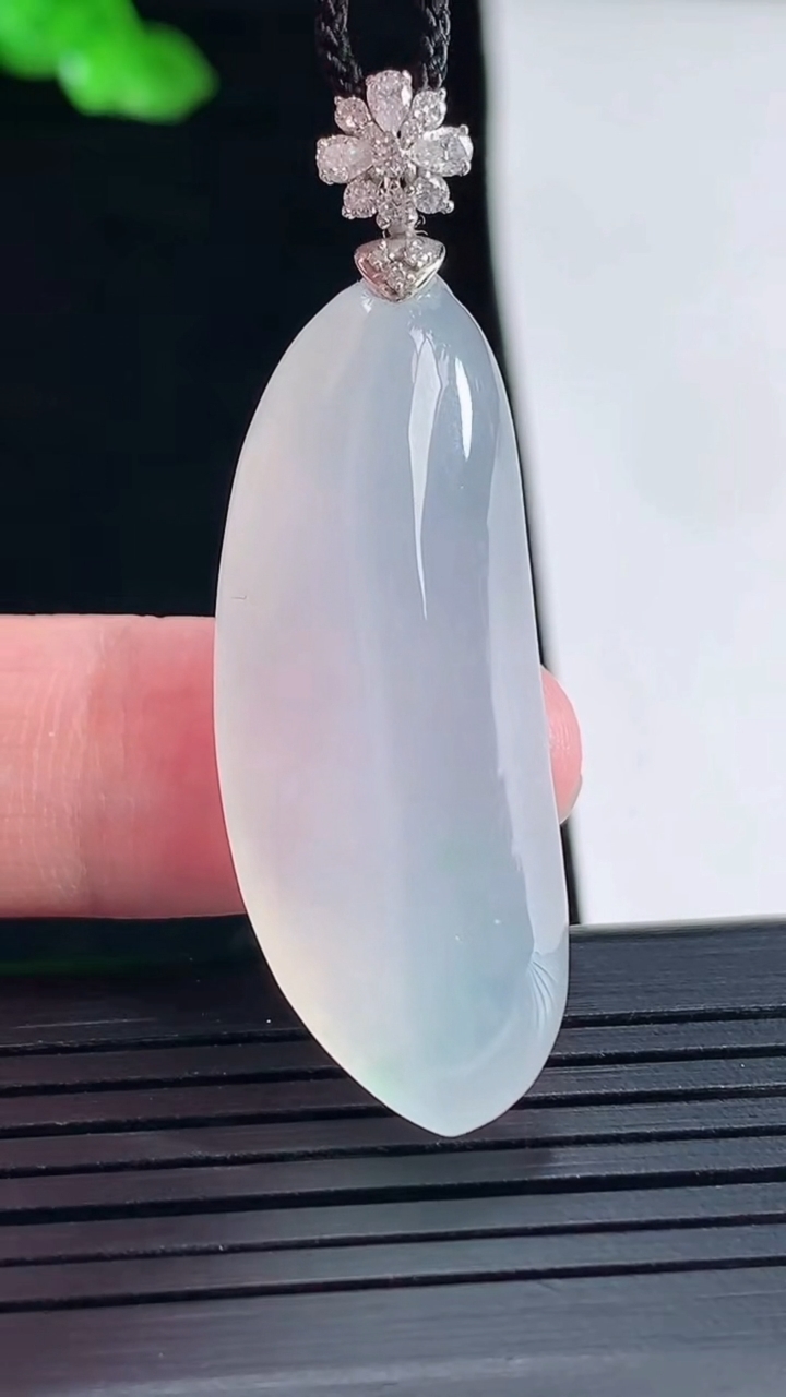 天然A货翡翠种白冰福瓜吊坠，尺寸38-25.5-10重量:10.06g
5月16日