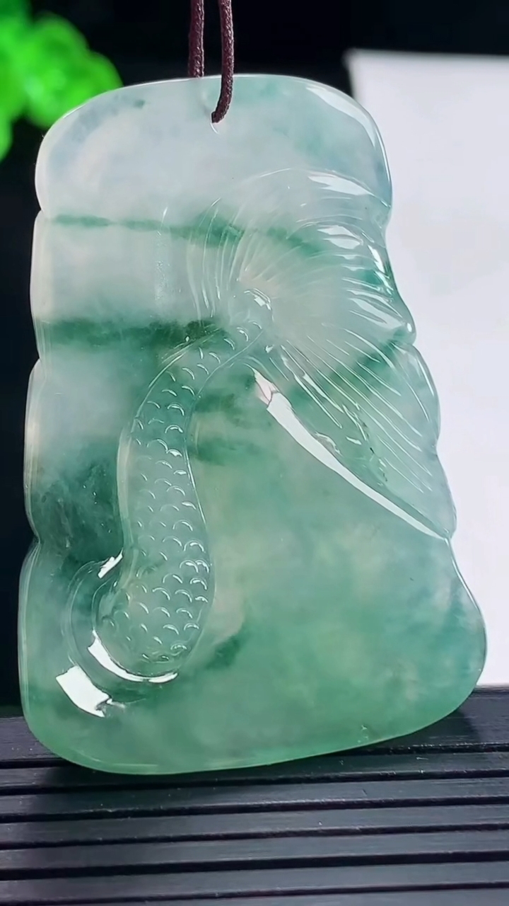 天然A货翡翠种飘花龙牌吊坠，尺寸50-35-6重量:24.19g
5月16日