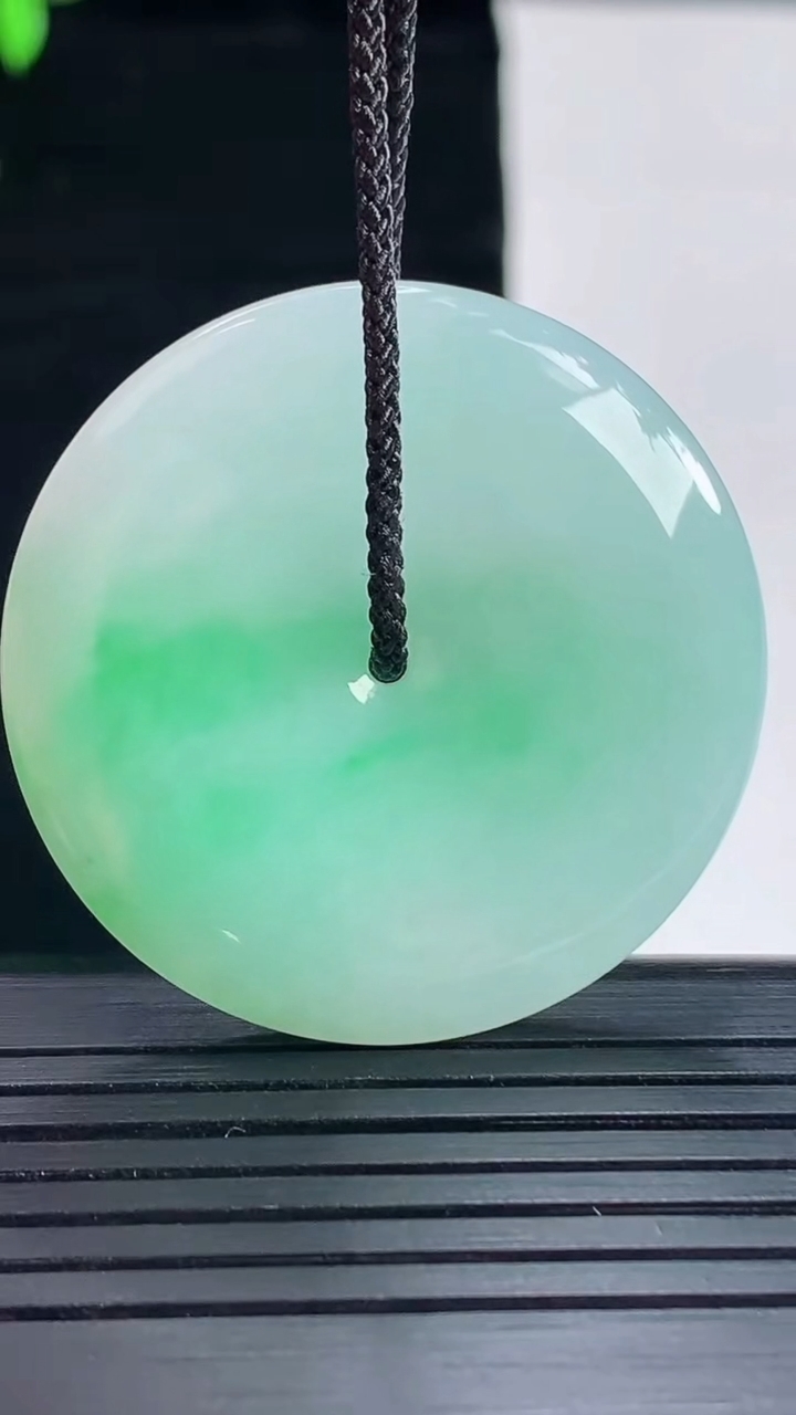 天然A货翡翠平安扣吊坠，尺寸35.5-5.5重量:15.58g
5月16日
