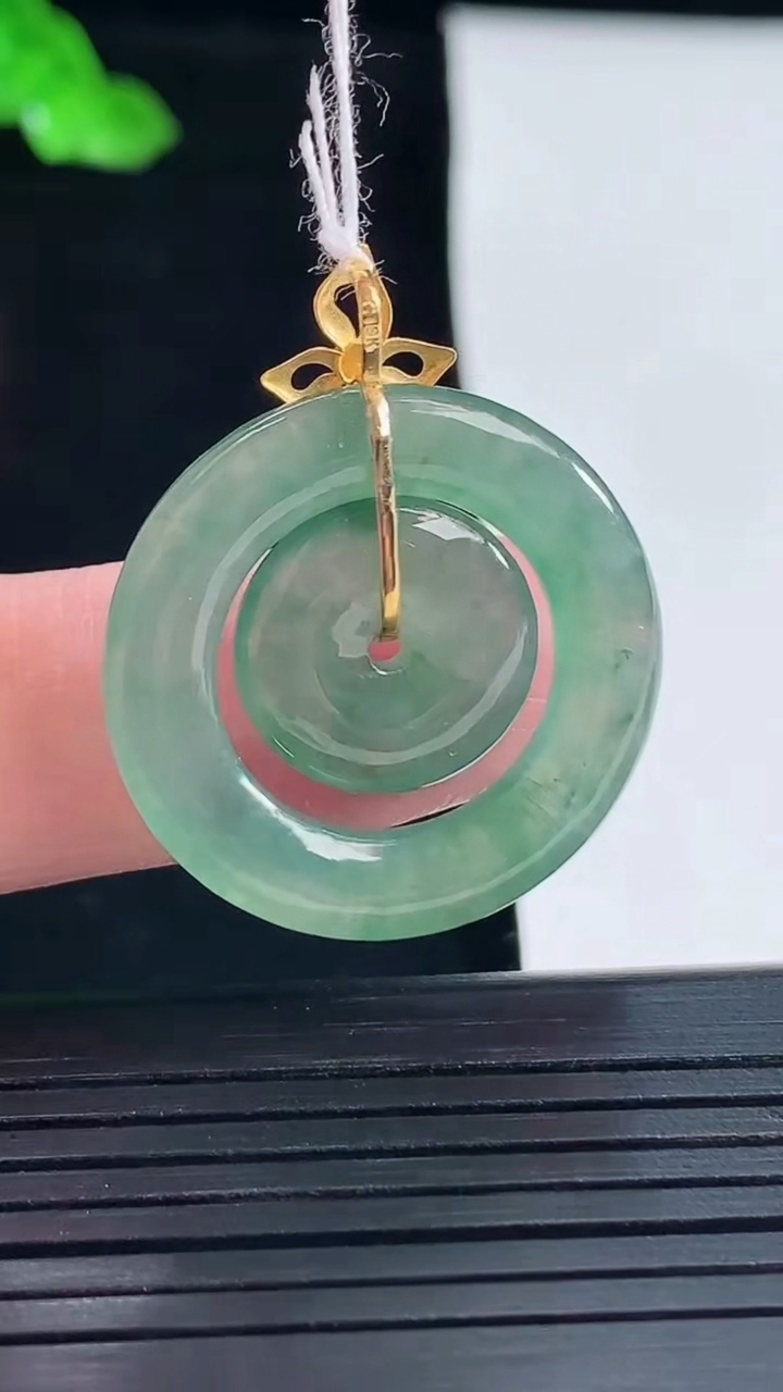 天然A货翡翠子母平安扣吊坠，尺寸26-4重量:5.36g
5月16日