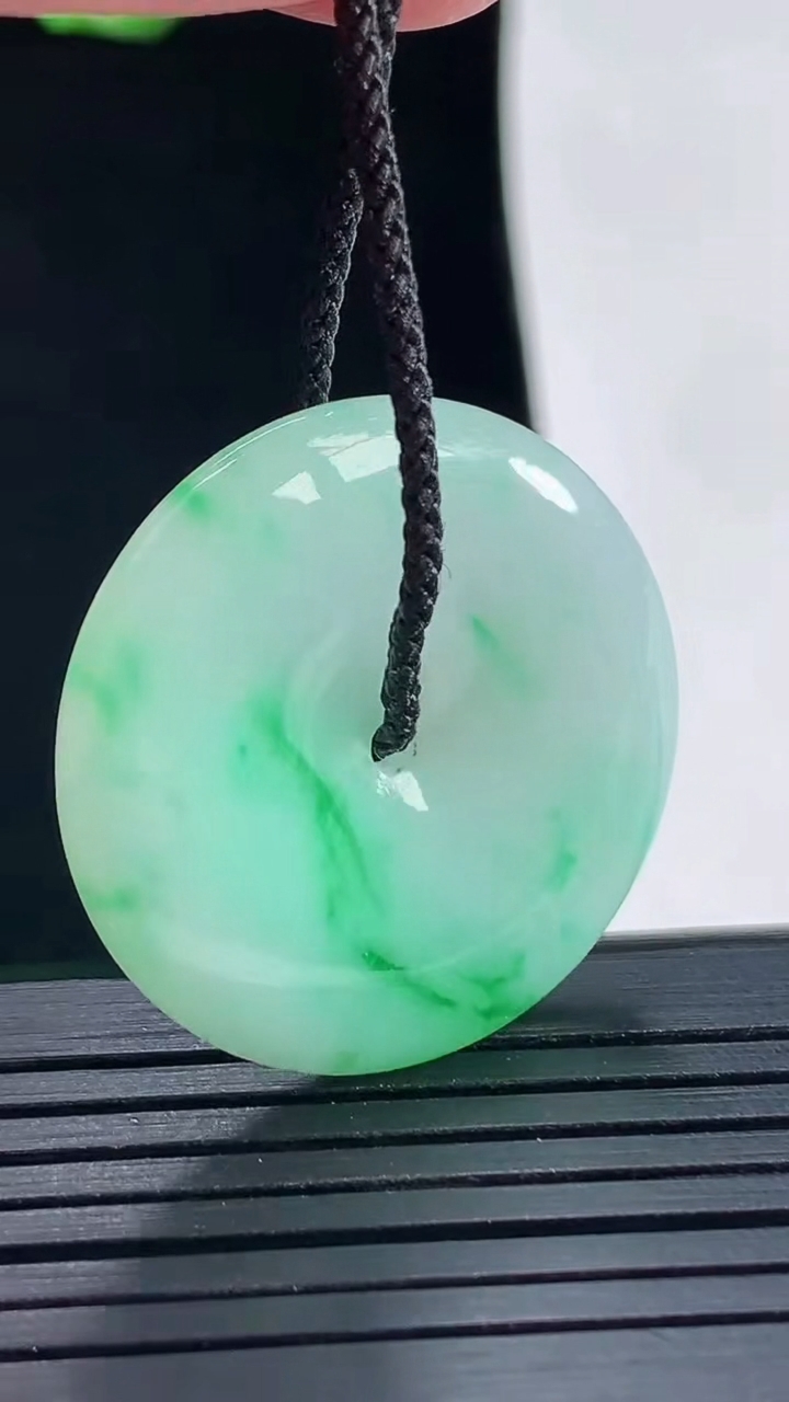 天然A货翡翠平安扣吊坠，尺寸29-5.5重量:9.88g
5月16日