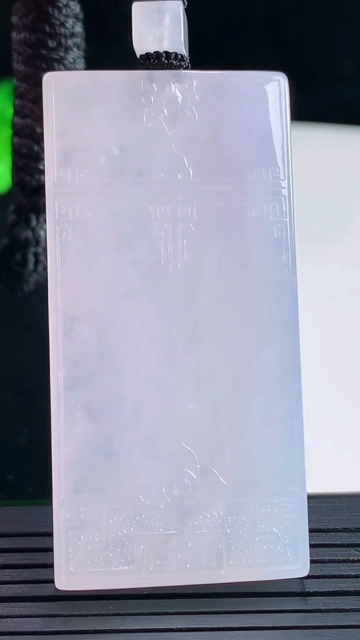 天然A货翡翠冰种紫罗兰仿古无事牌吊坠，尺寸59-29-5.5重量:33.84g
5月16日