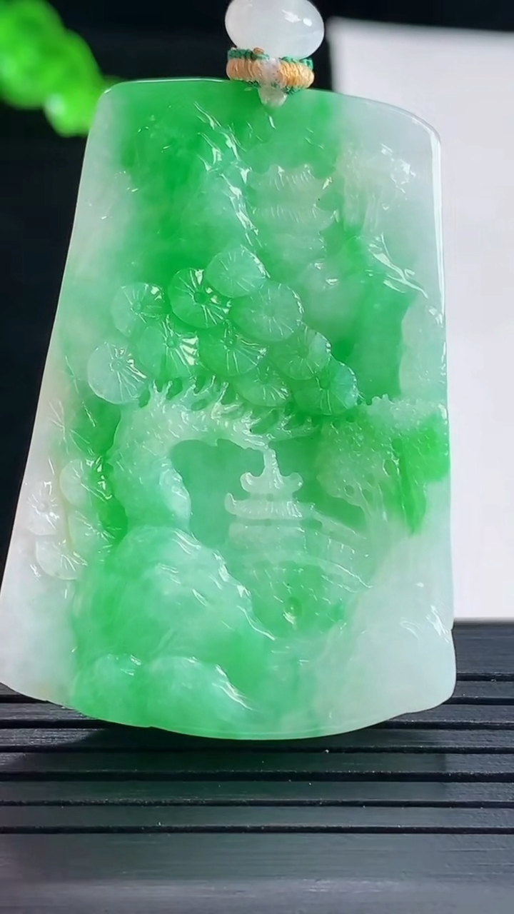 天然A货翡翠山水牌吊坠，尺寸46.6-33-8.2重量:28.96g
5月16日