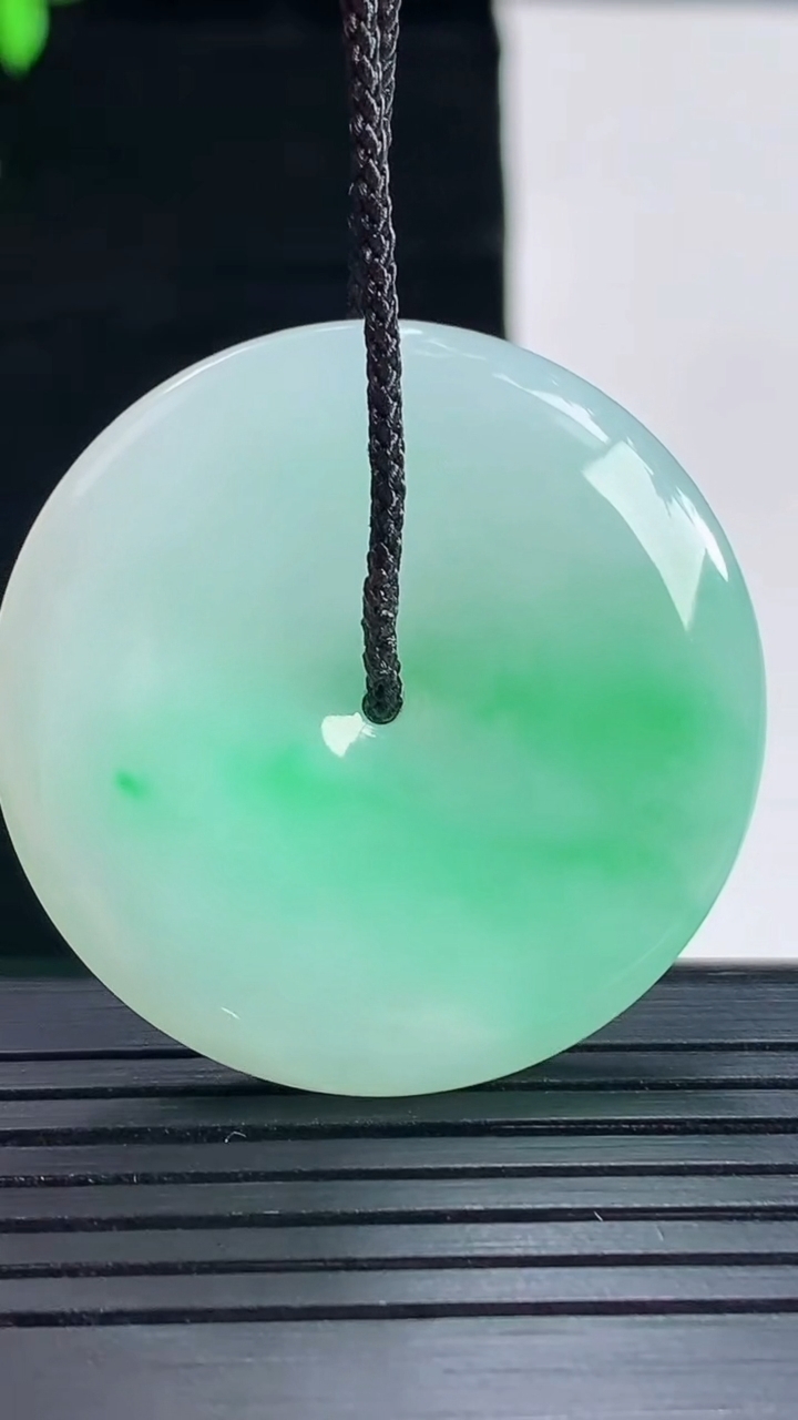 天然A货翡翠平安扣吊坠，尺寸35.5-5.5重量:15.58g
5月16日