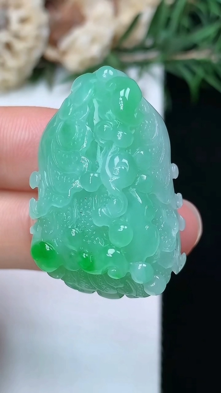 天然A货翡翠白菜吊坠，尺寸32.8-21.8-13.6，重量:15.22g
5月16日