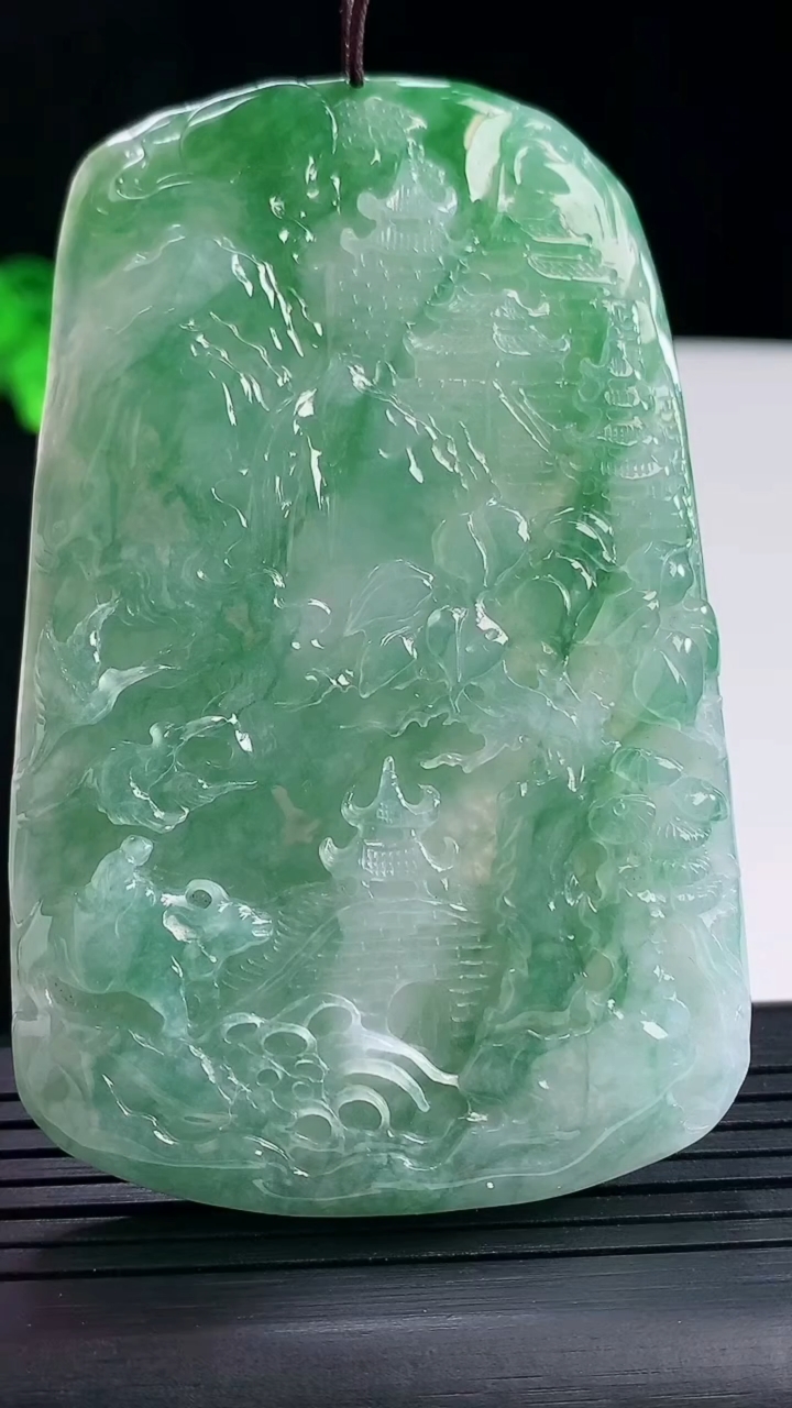 天然A货翡翠山水牌吊坠，尺寸75.5-48.6-7.2重量:58.00g
5月16日
