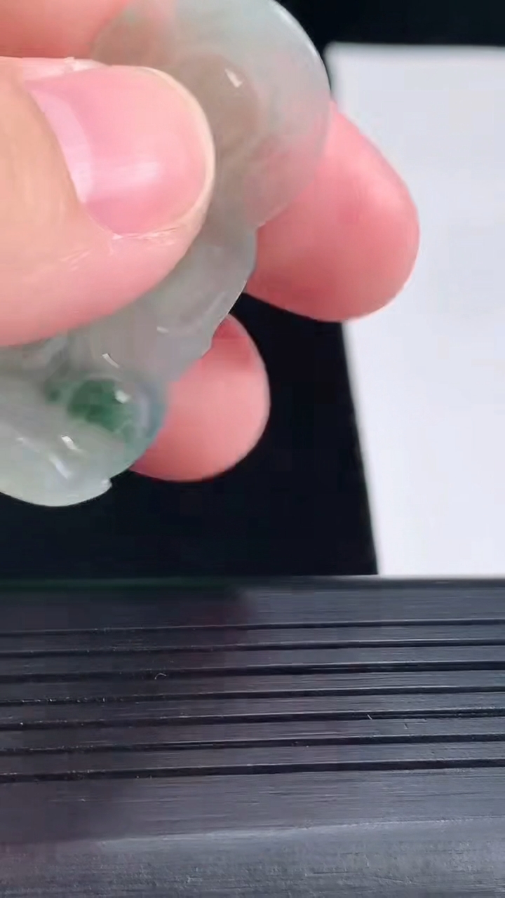 天然A货翡翠飘花正装观音吊坠，尺寸42.5-26-4重量:7.25g
5月16日