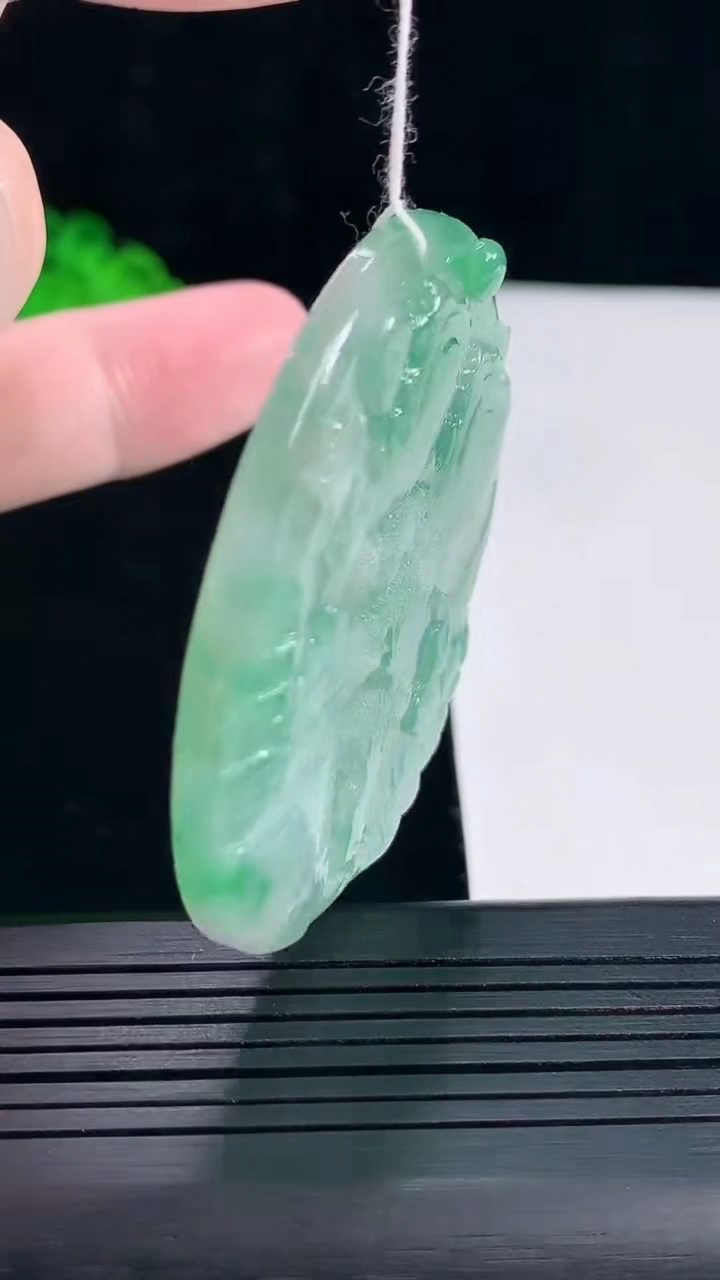 天然A货翡翠山水牌吊坠，尺寸54-5.5重量:34.67g
5月16日