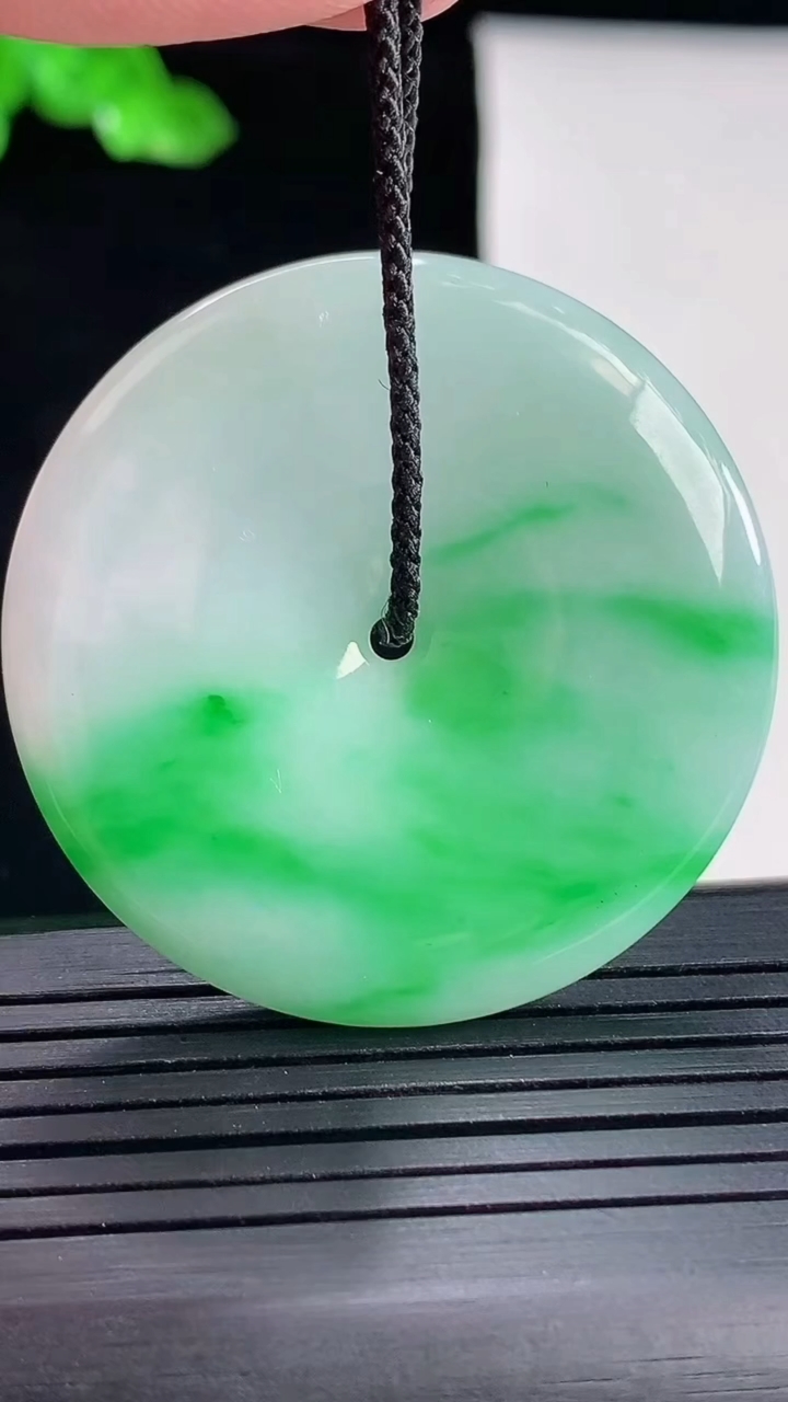 天然A货翡翠平安扣吊坠，尺寸40.6-5.2重量:19.47g
5月16日