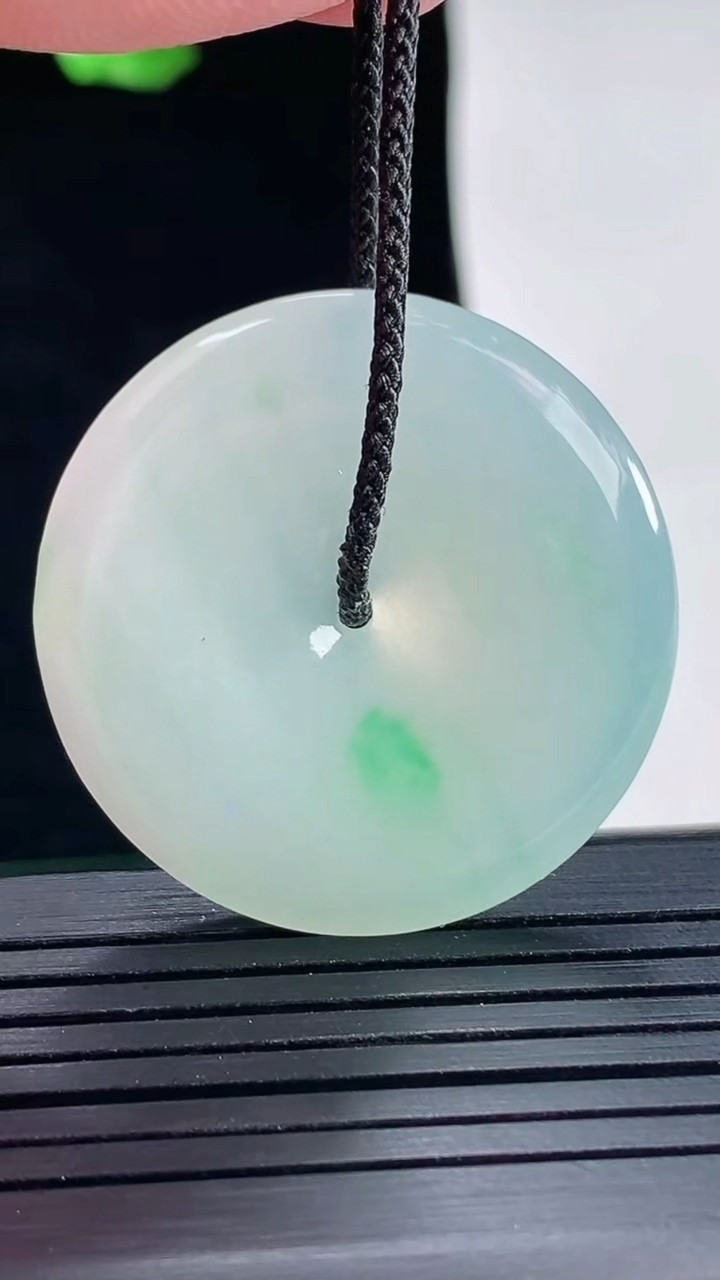 天然A货翡翠平安扣吊坠，尺寸33.5-5重量:11.62g
5月16日