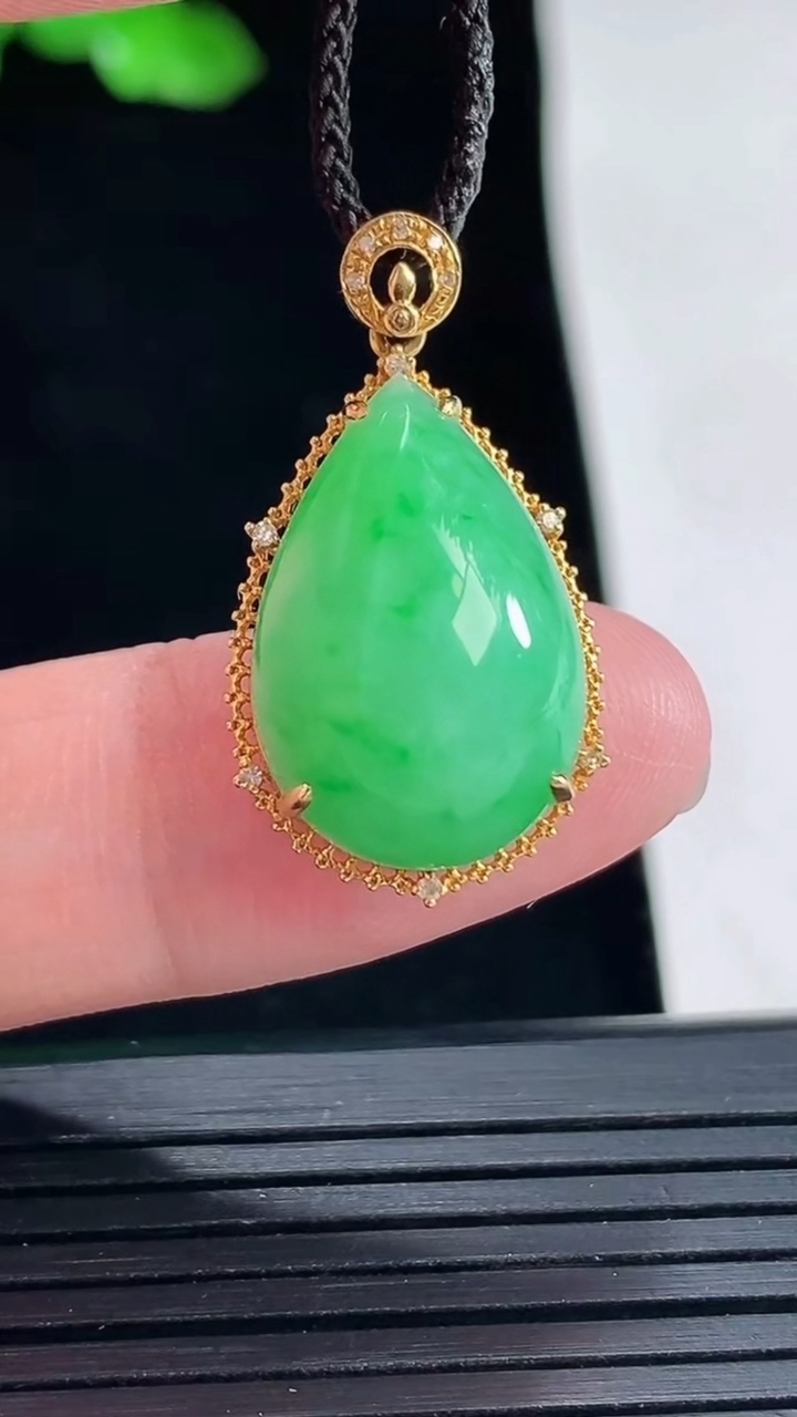 天然A货翡翠水滴吊坠，尺寸27-15-10，裸石19.5-13重量:4.20g
5月16日