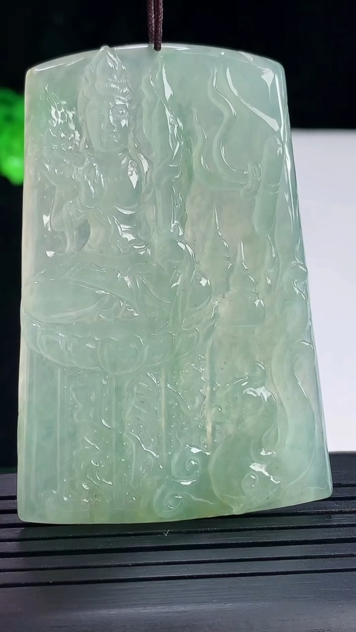 天然A货翡翠虚空藏菩萨吊坠，尺寸66-43.5-5.2重量:35.42g
5月16日