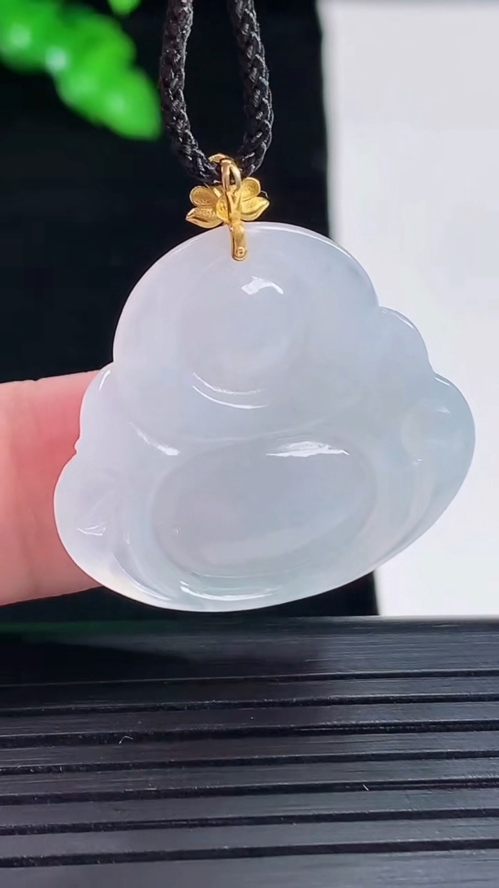 天然A货翡翠18k金飘花佛公吊坠，尺寸25-29-5重量:5.98g
5月16日