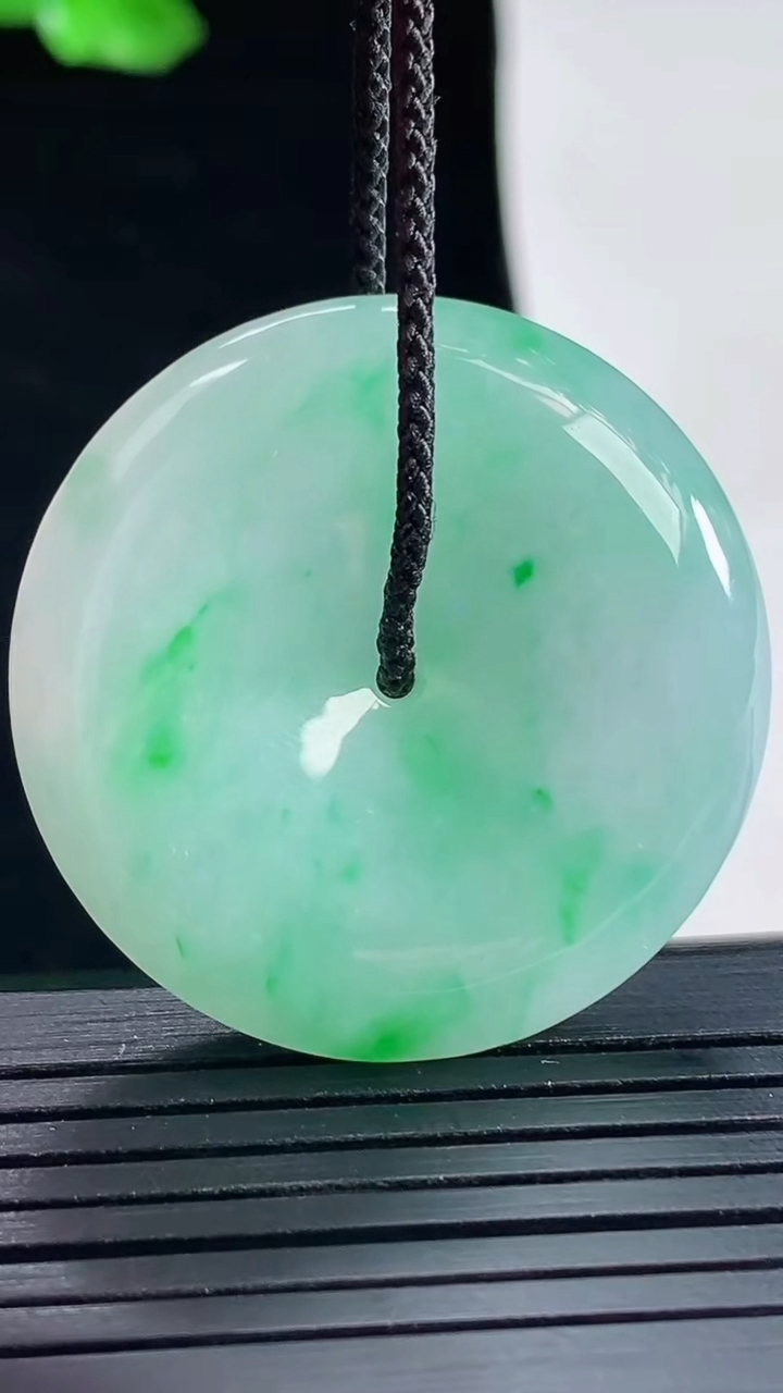 天然A货翡翠平安扣吊坠，尺寸34.2-7重量:17.14g
5月16日