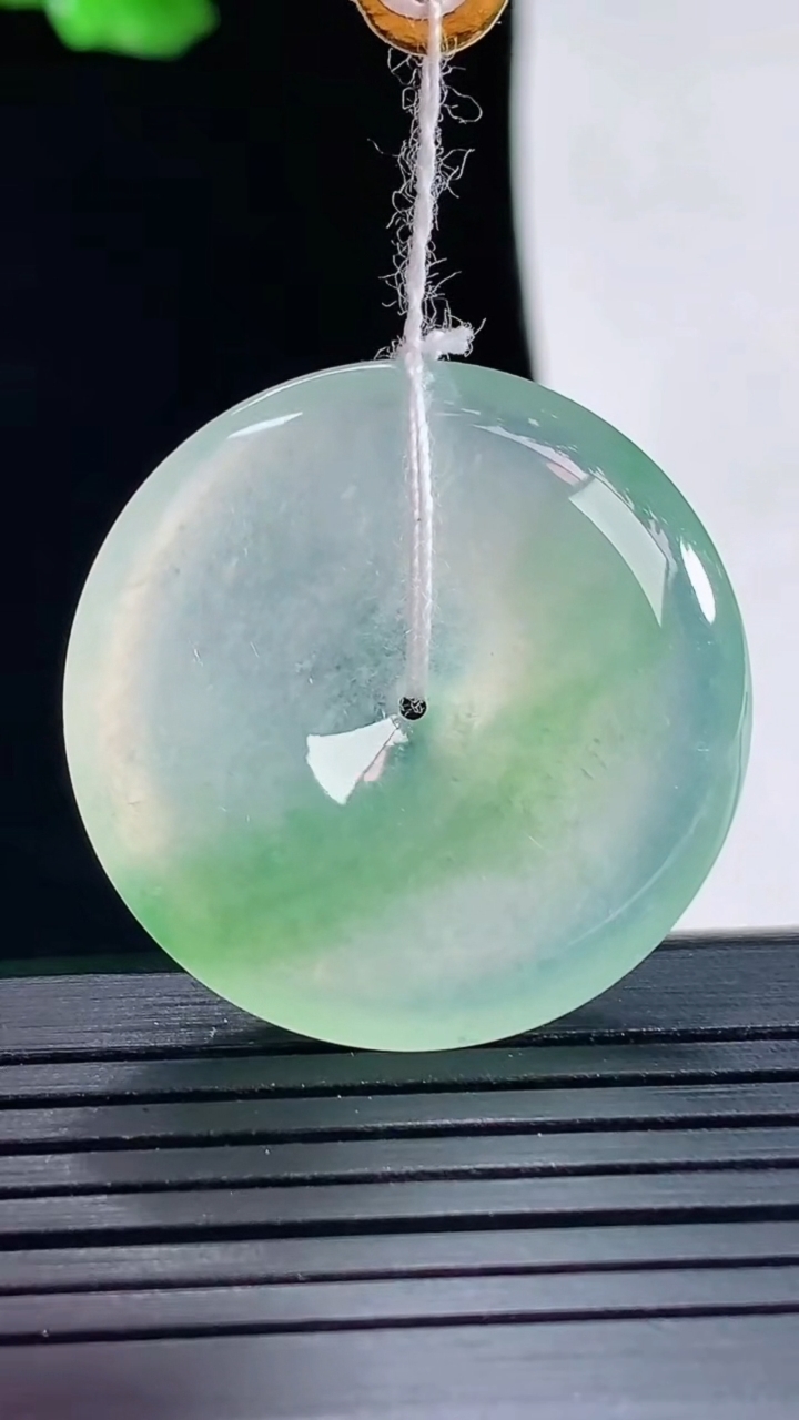天然A货翡翠平安扣吊坠，尺寸30.6-5.5重量:10.59g
5月16日