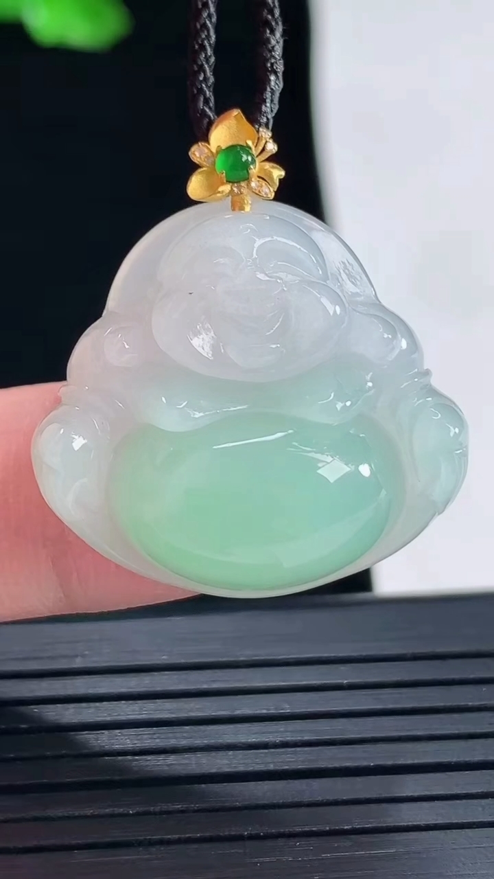 天然A货翡翠佛公吊坠，尺寸24-27-8重量:7.82g
5月16日