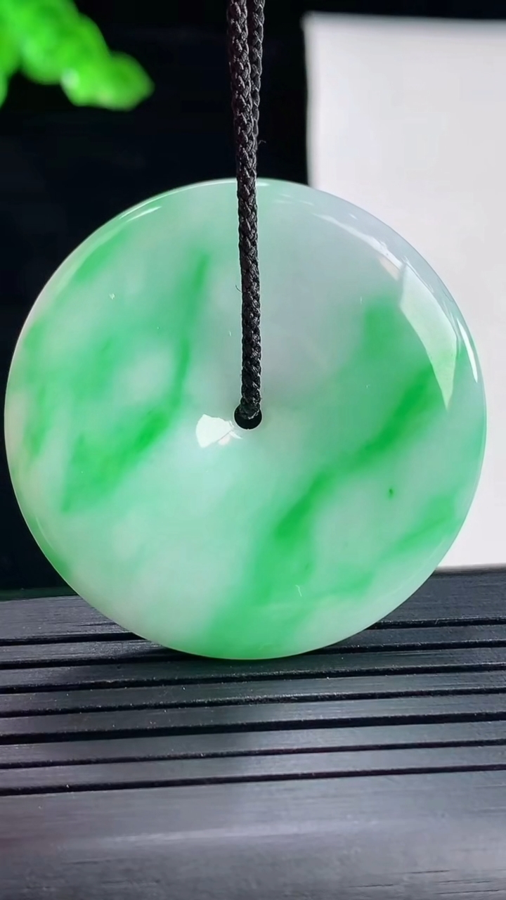 天然A货翡翠平安扣吊坠，尺寸40-5重量:17.74g
5月16日