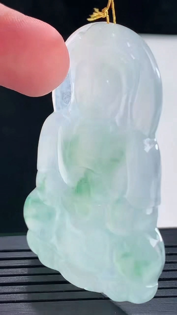 天然A货翡翠正装观音吊坠，尺寸55-36-4.6重量:18.55g
5月16日