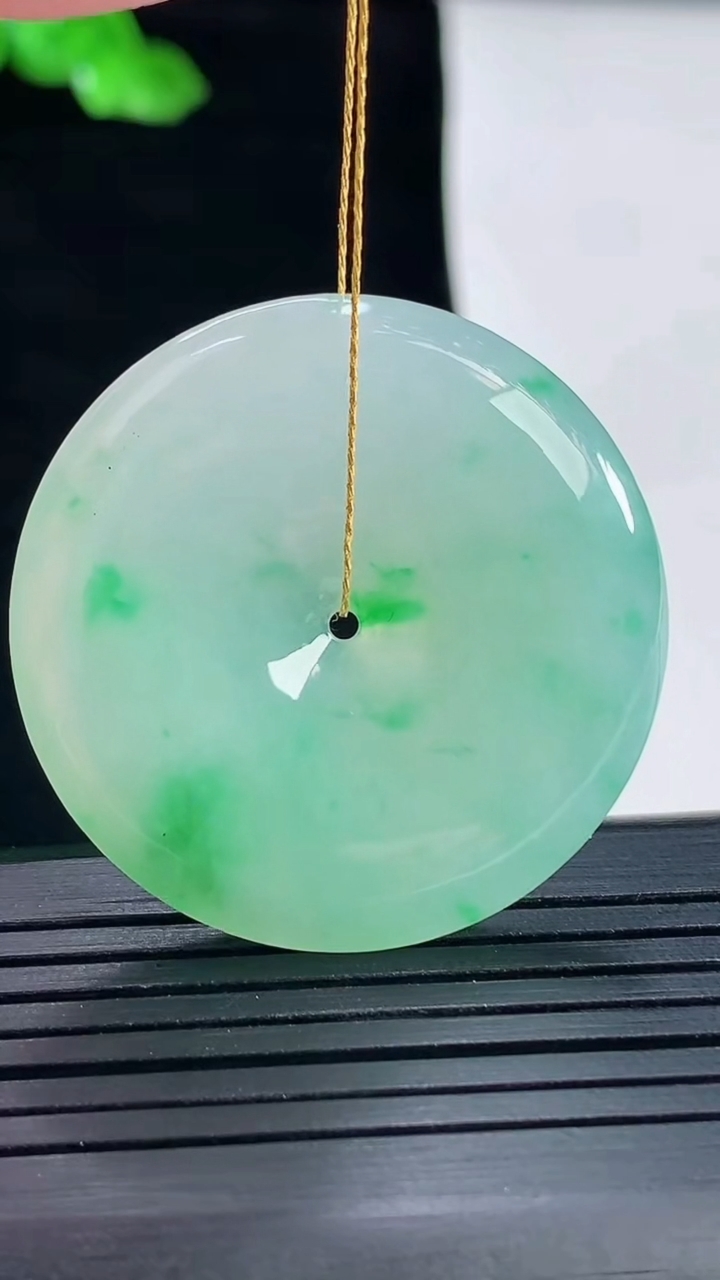 天然A货翡翠平安扣吊坠，尺寸35.5-6重量:15.88g
5月16日
