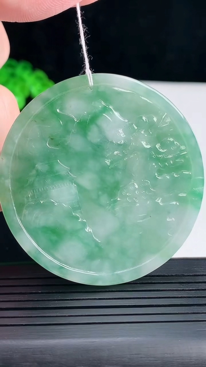 天然A货翡翠山水牌吊坠，尺寸54-5.5重量:34.67g
5月16日