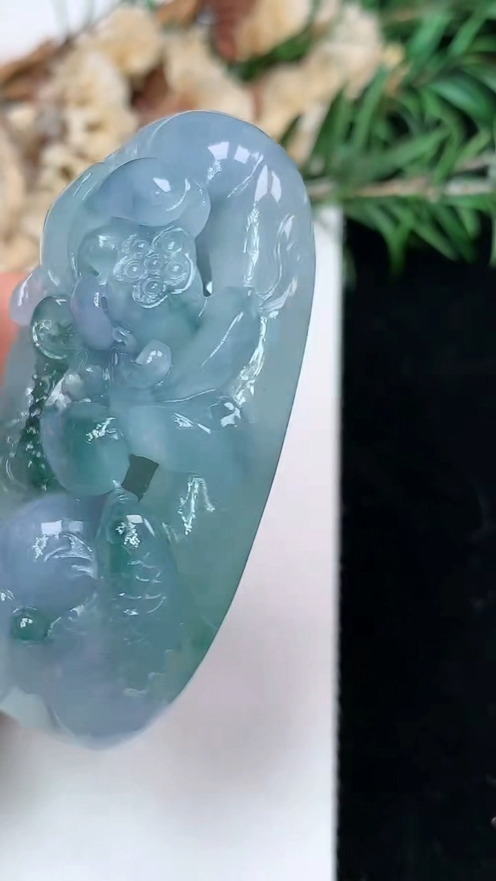 天然A货翡翠紫罗兰 飘花荷叶鱼吊坠，尺寸56.5-32.4-11.4，重量:35.95g
5月16日