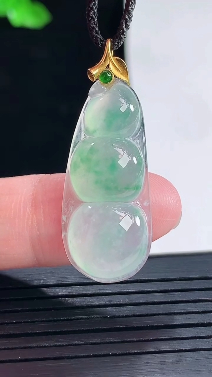 天然A货翡翠福豆吊坠，尺寸30-14-5重量:3.57g
5月16日