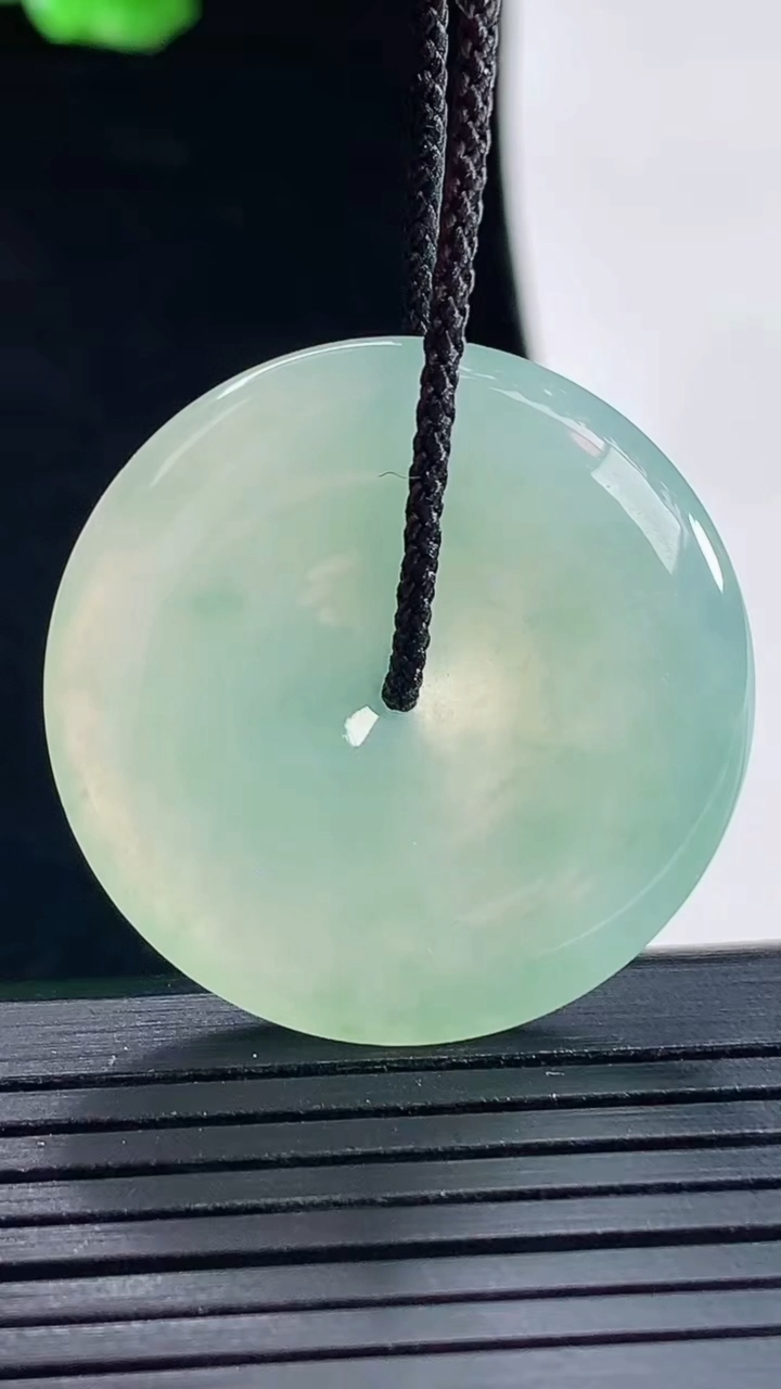 天然A货翡翠平安扣吊坠，尺寸31-5.5重量:10.77g
5月16日