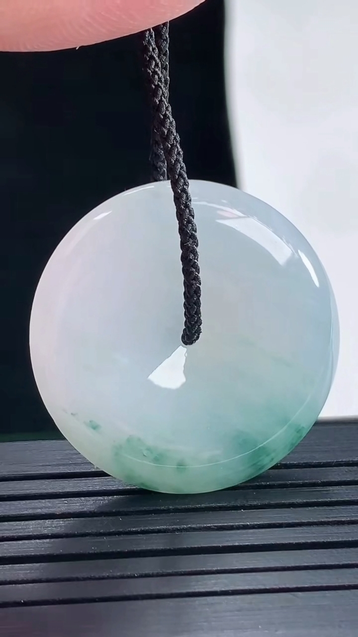 天然A货翡翠飘花平安扣吊坠，尺寸30-5.5重量:10.69g
5月16日