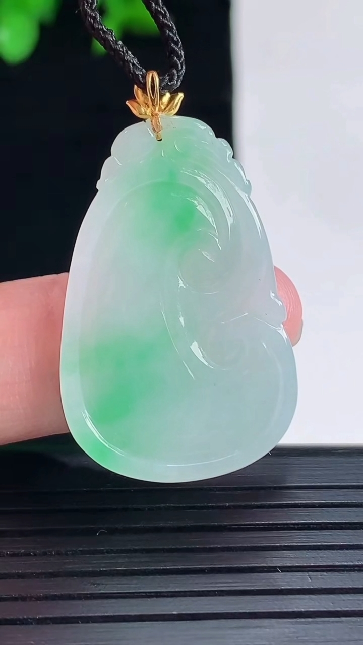 天然A货翡翠如意吊坠，尺寸34-21-3重量:4.46g
5月16日