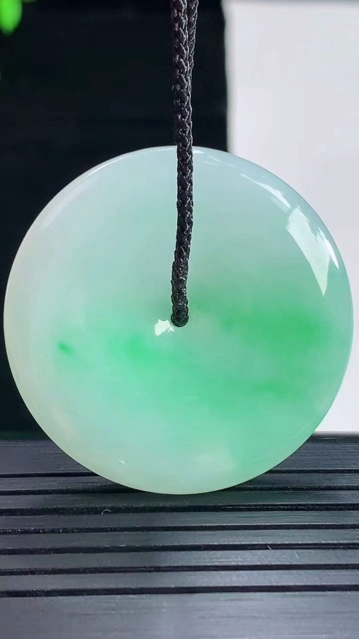 天然A货翡翠平安扣吊坠，尺寸35.5-5.5重量:15.58g
5月16日