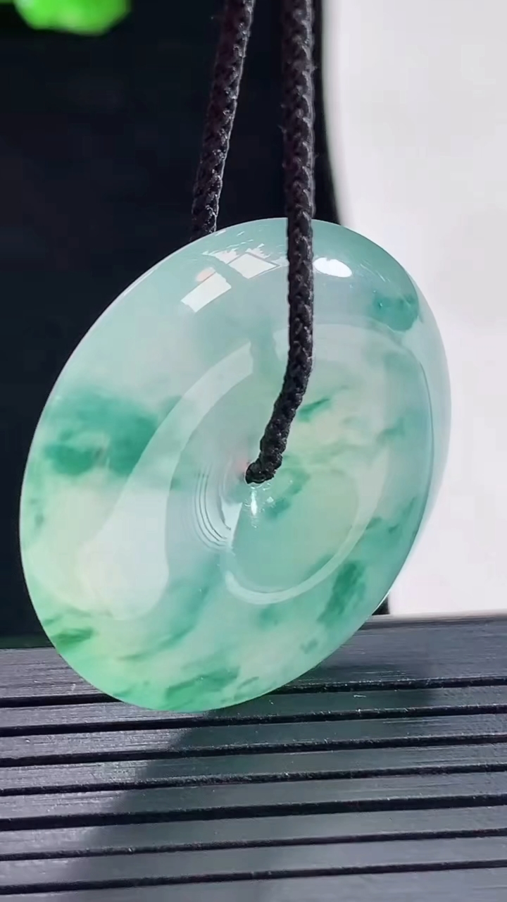 天然A货翡翠种飘花平安扣吊坠，尺寸33-6.2重量:13.81g
5月16日
