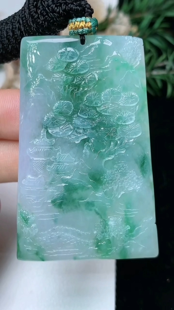 天然A货翡翠飘花山水牌吊坠，尺寸55.6-35.9-6.3，重量:35.00g
5月16日