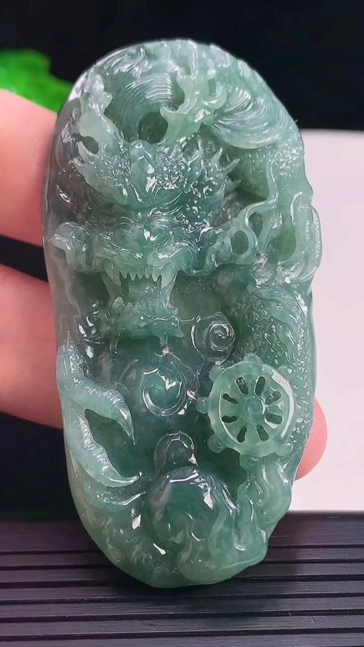 天然A货翡翠龙牌吊坠，尺寸72.5-36.5-12.6重量:49.34g
5月16日