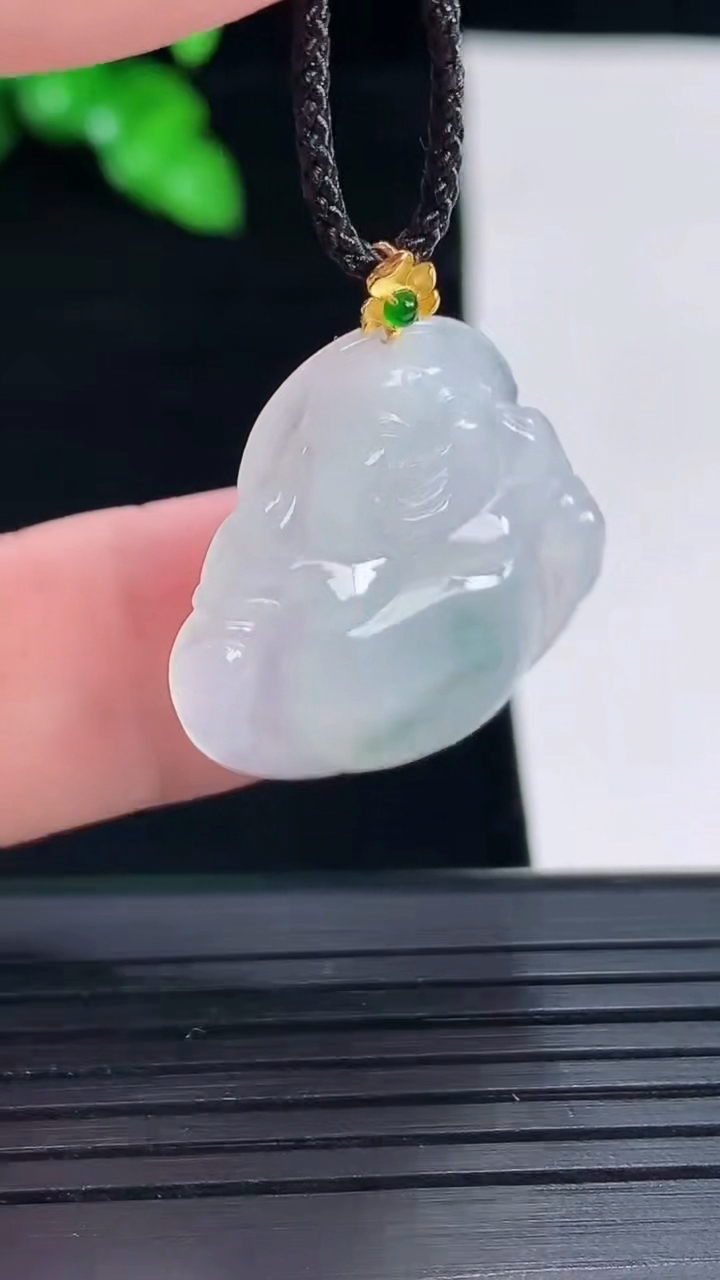 天然A货翡翠18k金飘花佛公吊坠，尺寸23.5-25-4.2重量:3.69g
5月16日