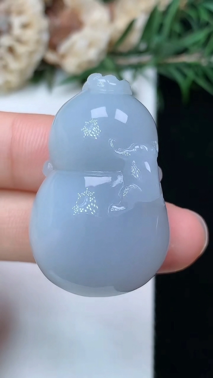 天然A货翡翠白冰葫芦吊坠，尺寸33.6-21.9-13.2，重量:19.48g
5月16日
