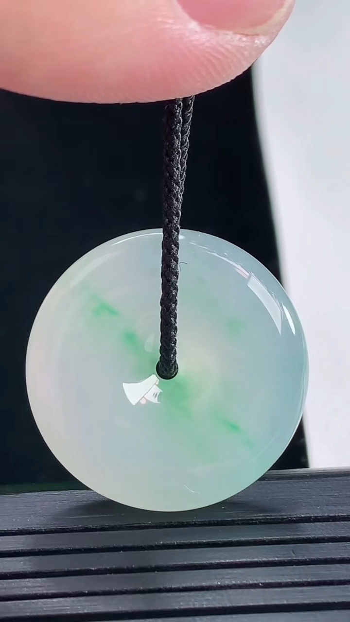 天然A货翡翠平安扣吊坠，尺寸26.5-5.6重量:8.65g
5月16日
